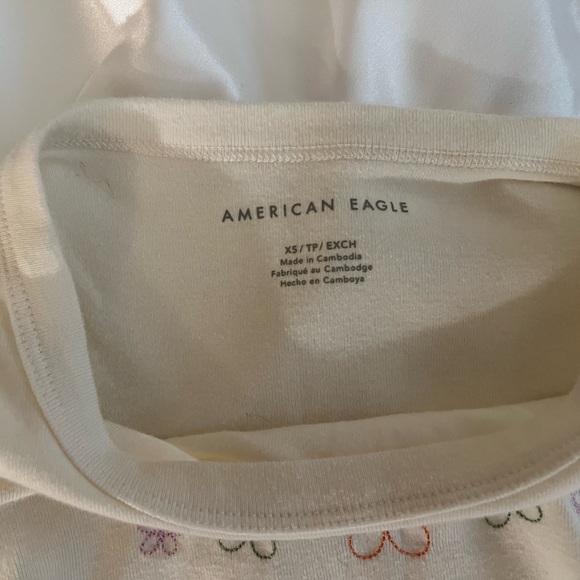 American Eagle baby tee with embroidered mini flowers - Picture 3 of 3